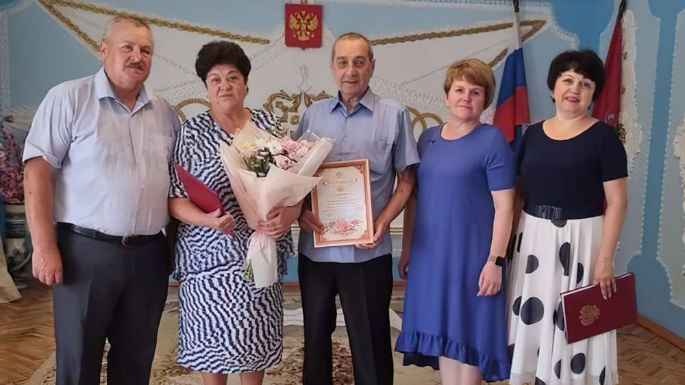 Супруги-педагоги Бабковы из Карачева отметили золотую свадьбу