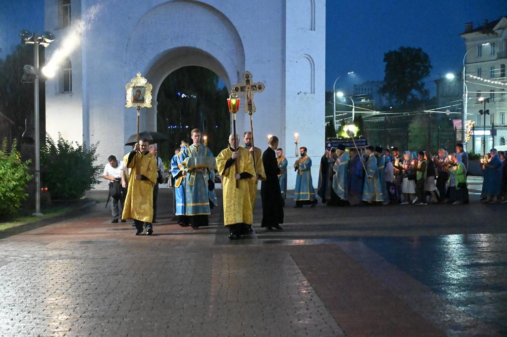 Митрополит Александр возглавил крестный ход в Брянском кафедральном соборе