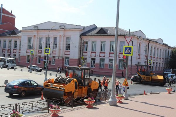 Дорожники асфальтируют центральный перекресток в Клинцах Брянской области