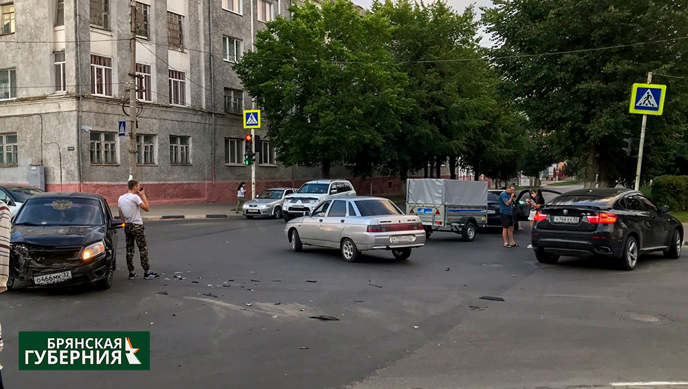В Клинцах на регулируемом перекрёстке столкнулись седан и кроссовер