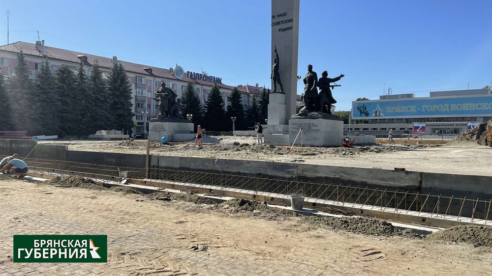 В Брянске на площади Партизан устанавливают основу для покрытия