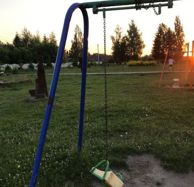 Жирятинского чиновника наказали за сломанные качели на детской площадке