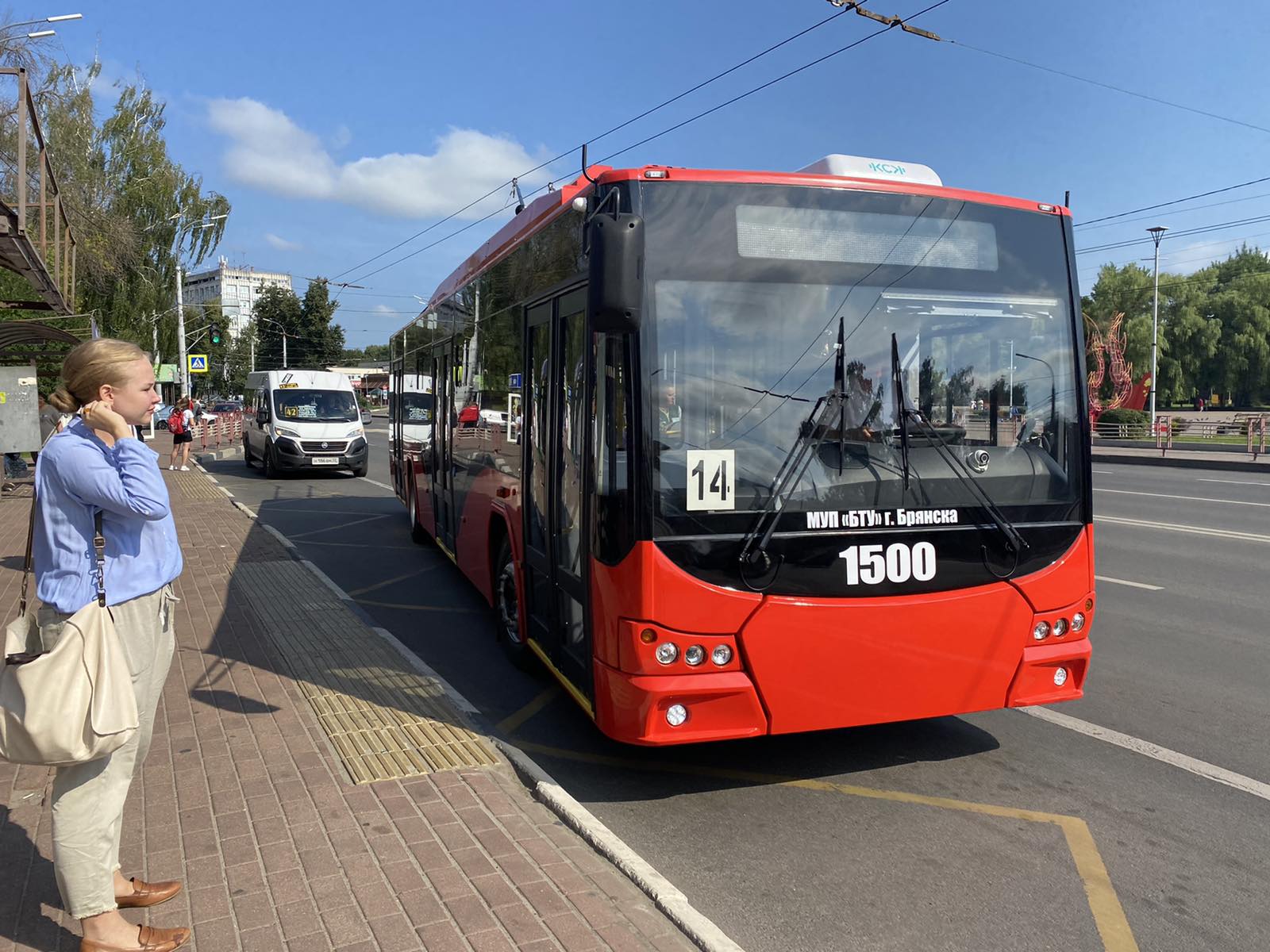 В Брянске вышел на рейс новый красный троллейбус