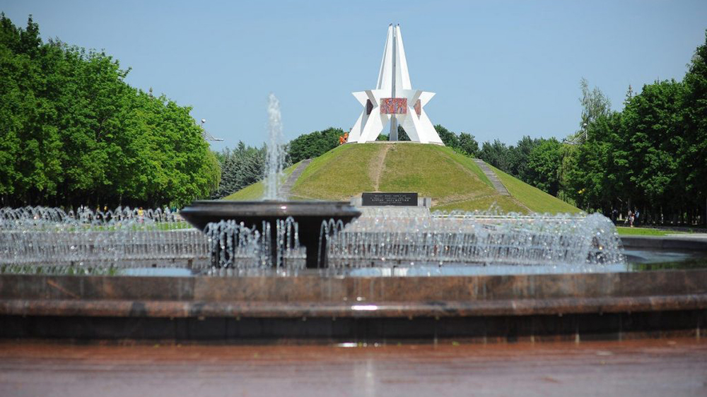 Женщина в фонтане на Кургане Бессмертия повредила ногу