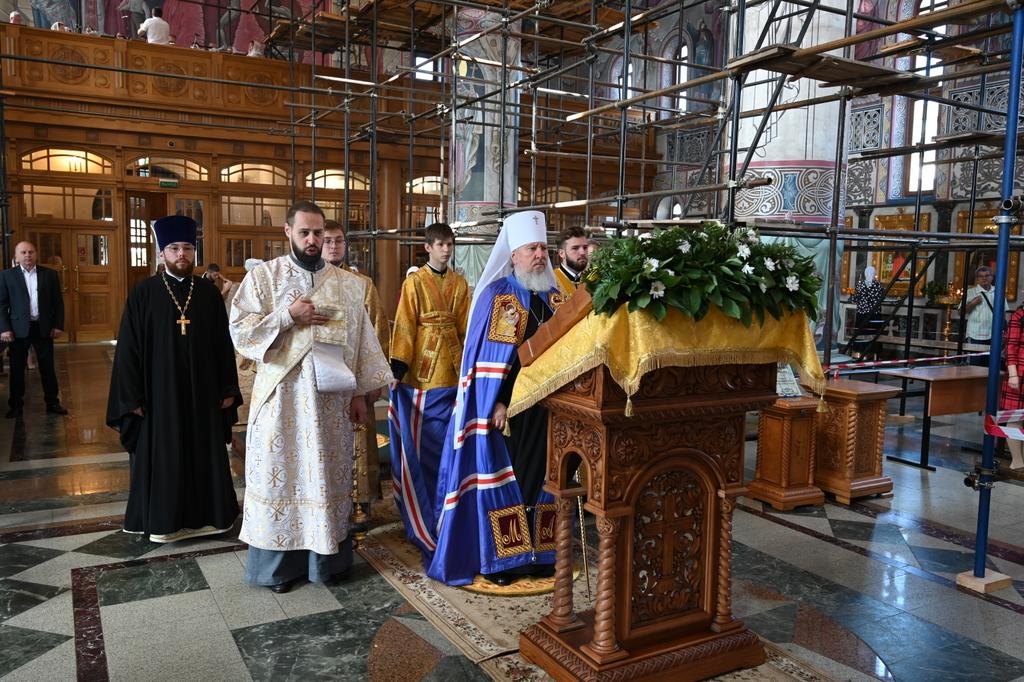 Брянский митрополит Александр совершил литургию в кафедральном соборе