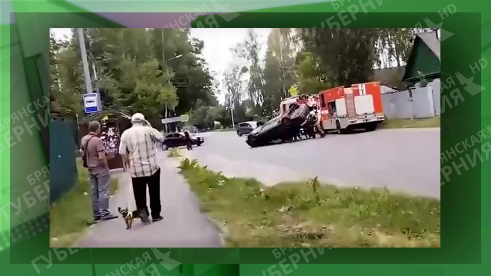В Брянске возле школы №19 перевернулся автомобиль