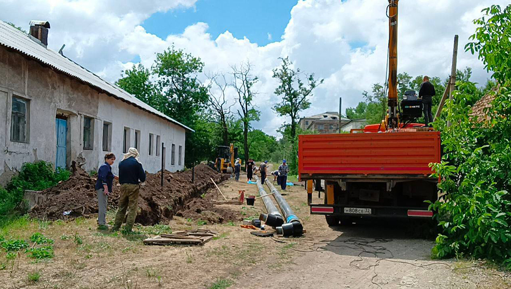 Брянские специалисты помогают восстанавливать мирную жизнь в луганской Брянке