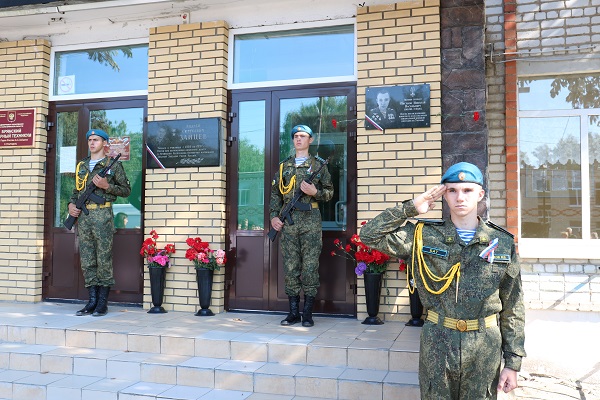 На здании Брянского аграрного техникума установили памятную доску Николаю Писенку