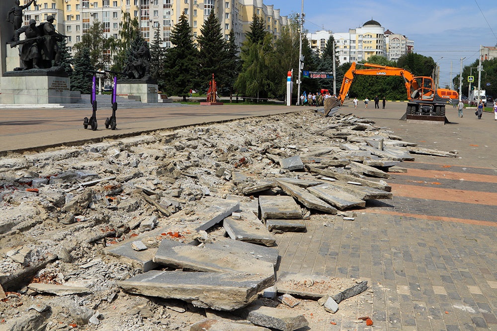 Для новых ступней на площади Партизан в Брянске гранит привезут с Урала и Карелии