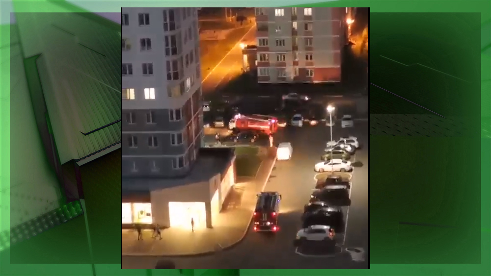 К дому №8 на улице Войстроченко в Брянске приезжали три пожарных машины