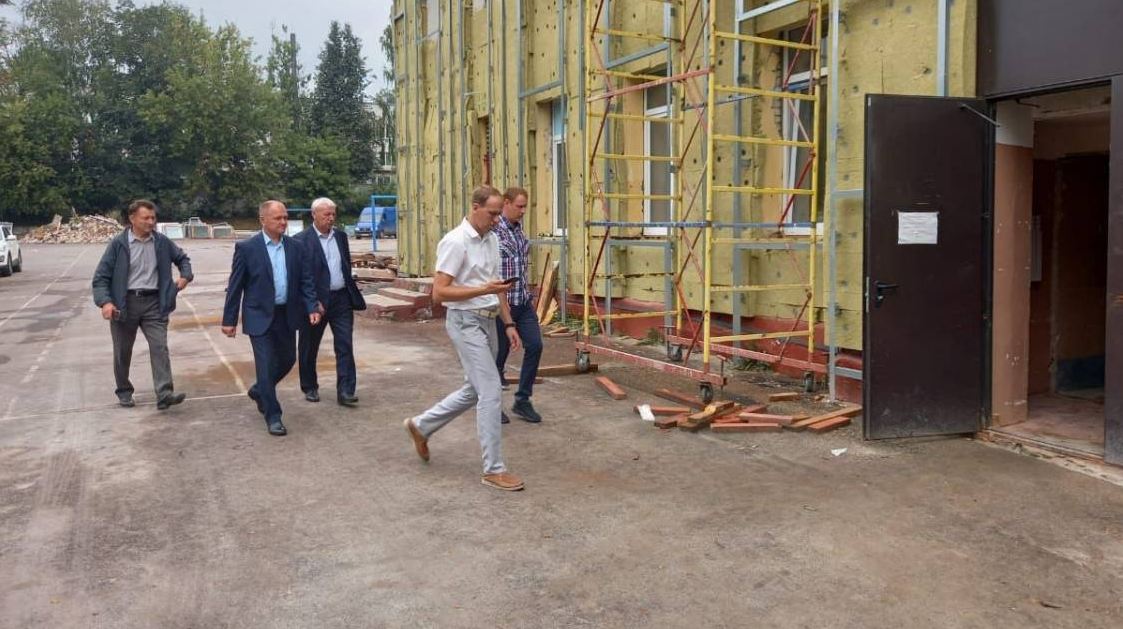 Депутат Госдумы Николай Щеглов проверил ход капремонта школы №5 в Брянске