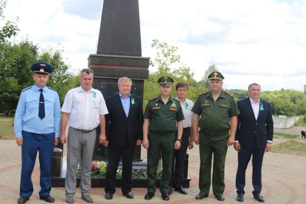 В Рогнедино торжественно открыли стелу в честь партизанского звания поселка
