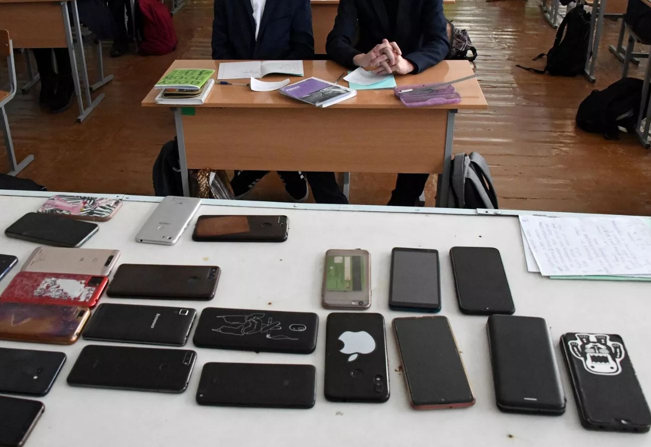 Минпросвещения запретило брянским школьникам использовать телефоны на уроках