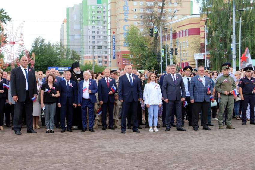 В Брянске на площади Воинской Славы состоялась праздничная церемония поднятия флага России