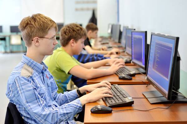 Брянские школьники и студенты смогут бесплатно получить IT-образование
