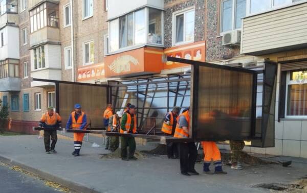 В Брянске устанавливают новые остановки на улице Димитрова