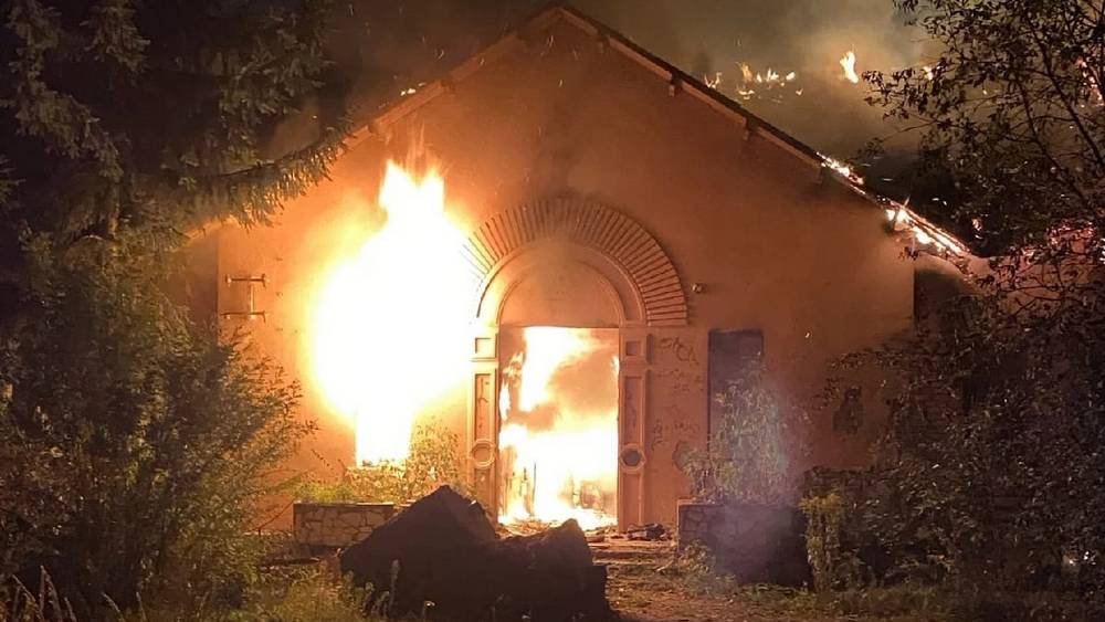 Около мясокомбината в Фокинском районе Брянска горело заброшенное здание