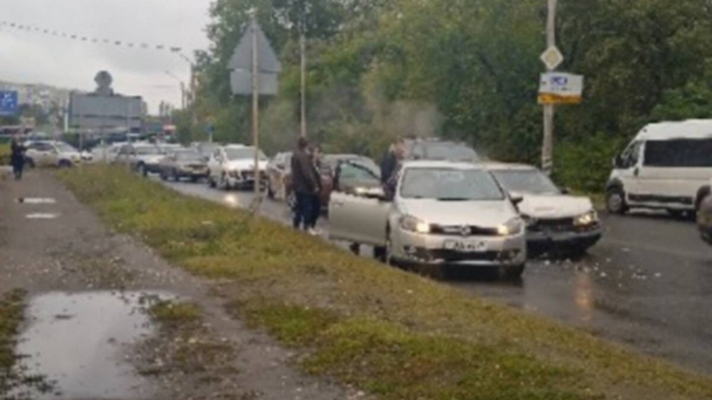 В Брянске на улице Речной произошла авария с участием двух легковушек