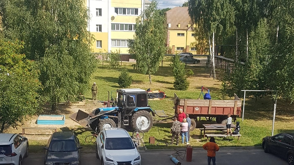В Новозыбкове снесли аварийную детскую площадку
