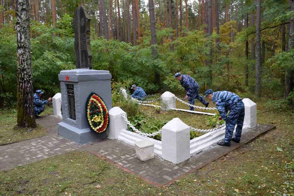 В Суражском районе благоустроили братскую могилу расстрелянных фашистами подпольщиков