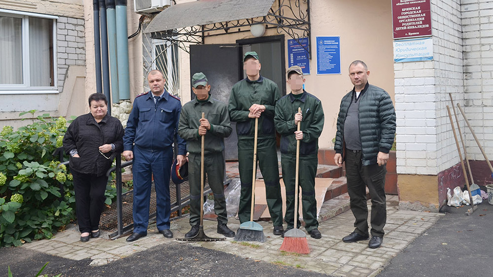 Осуждённые из брянской воспитательной колонии убрали мусор возле центра для детей-инвалидов