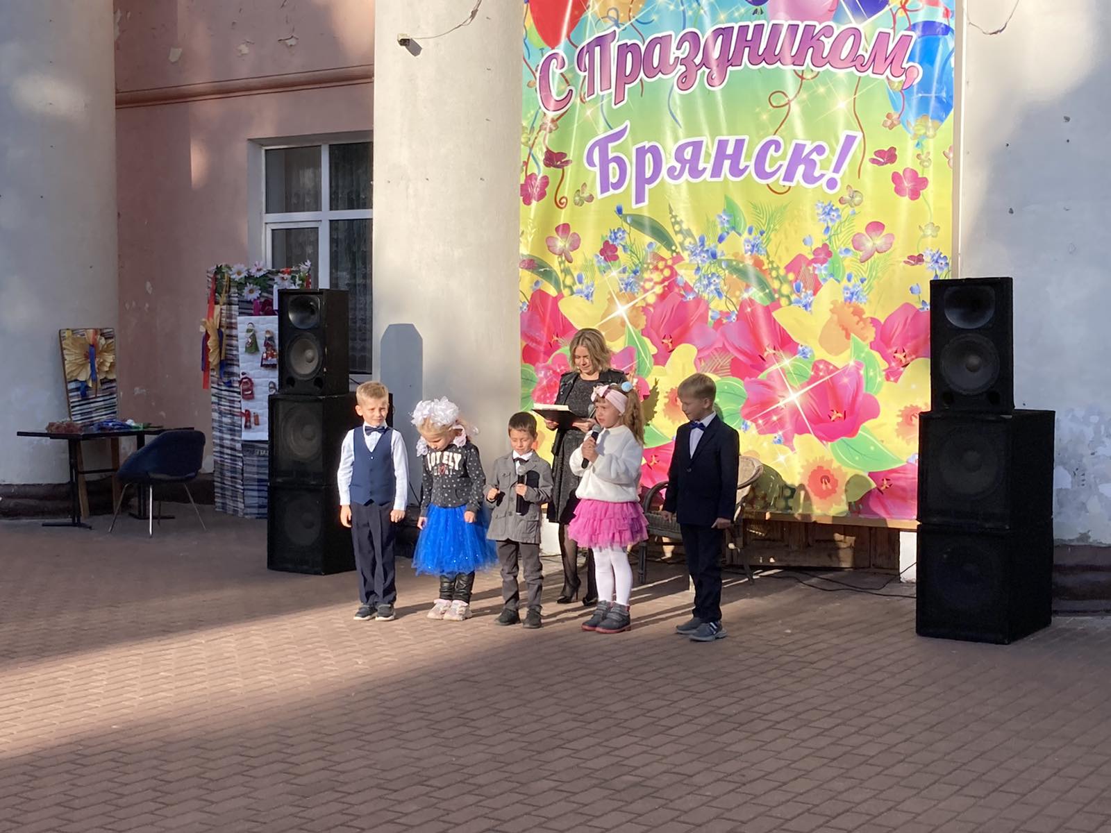 В Брянске устроили ярмарку и хороводы в Международный день красоты