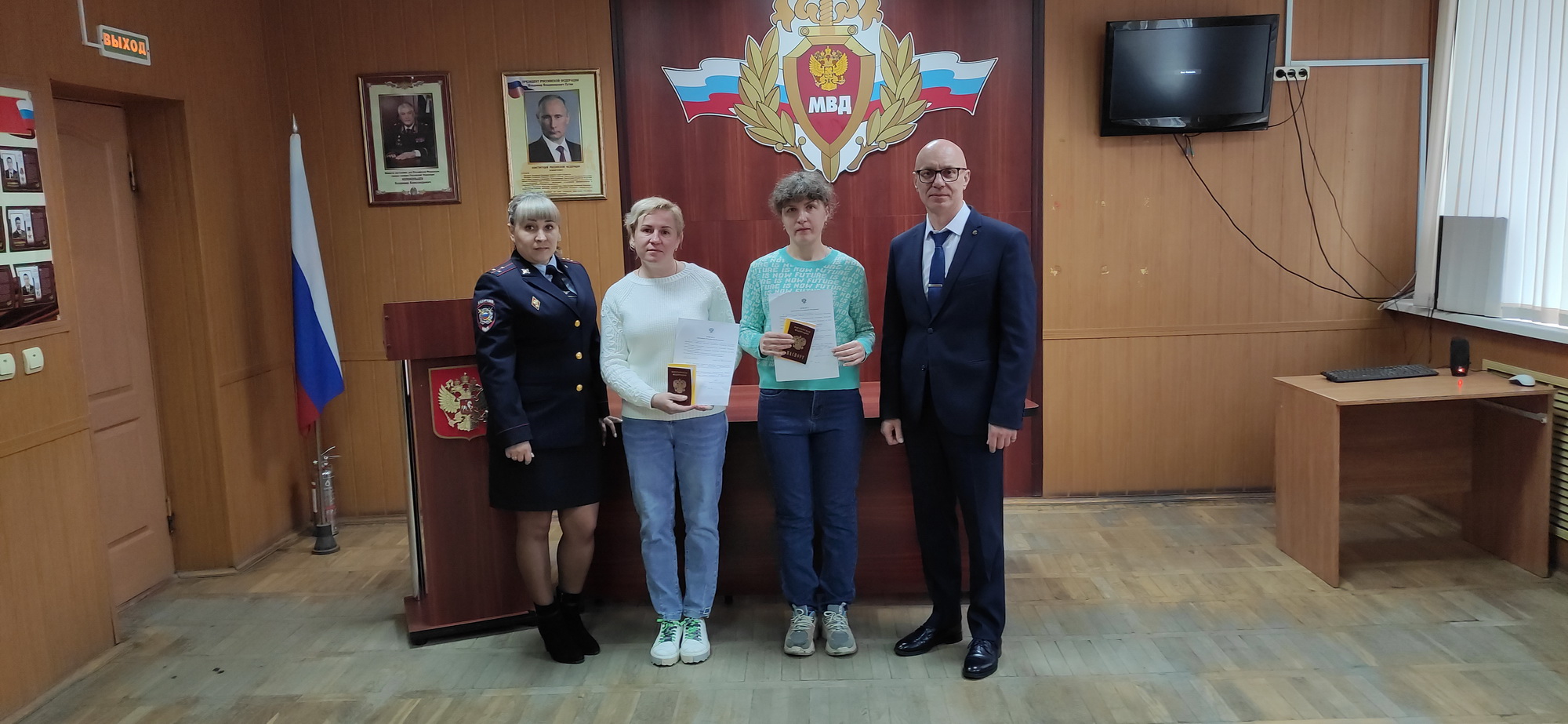 В Брянске вручили российские паспорта жителям ДНР и ЛНР