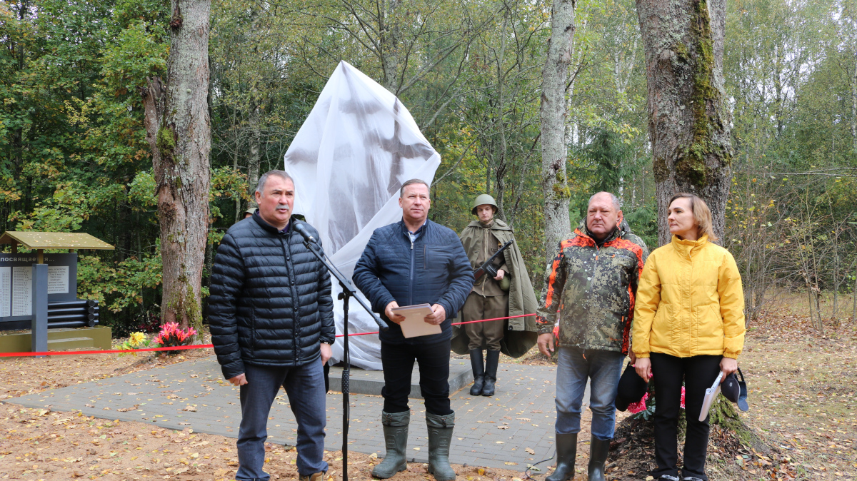 В брянском поселке Семенцы открыли памятник погибшим в годы войны жителям