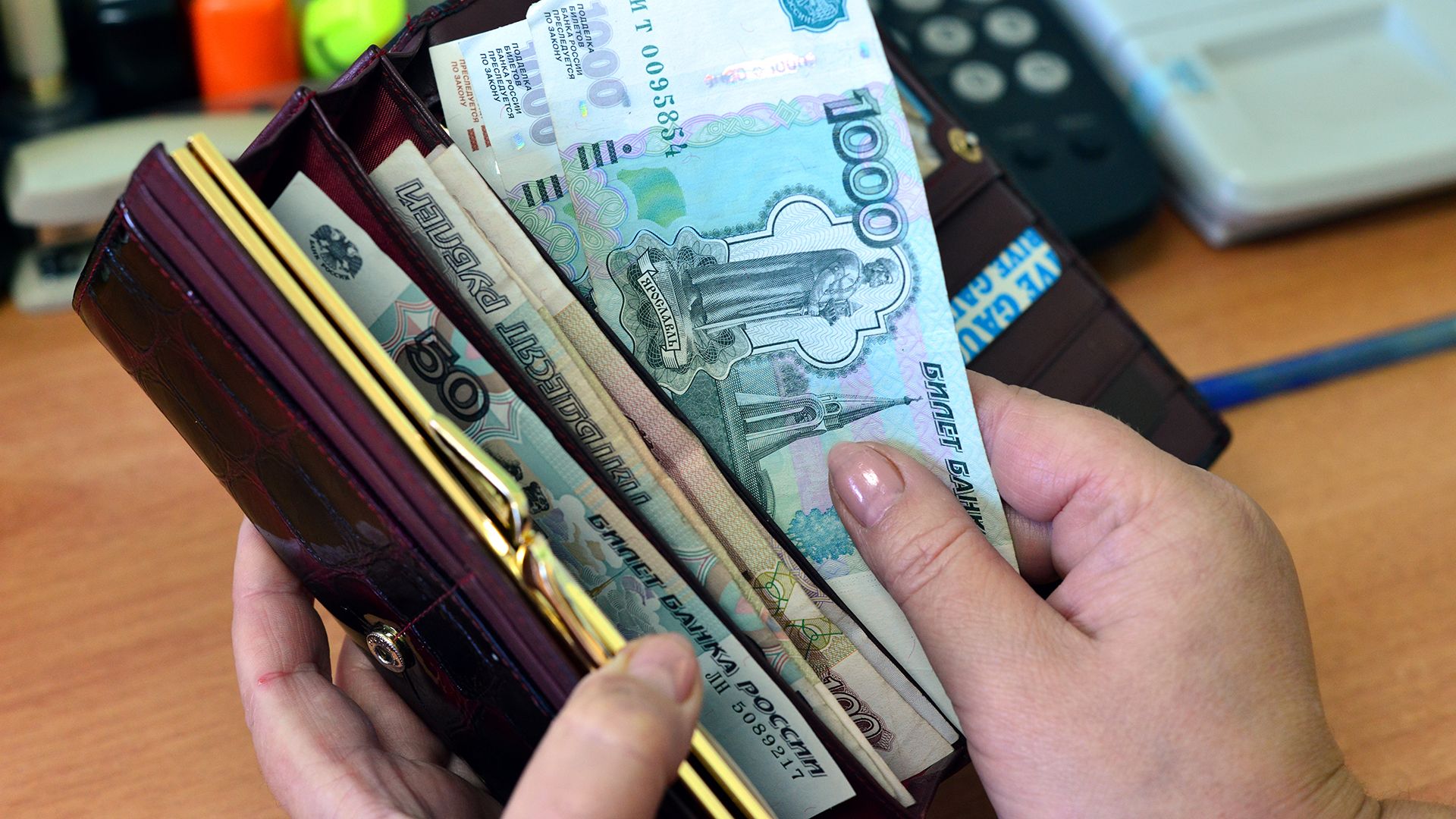 С 1 октября в Брянской области зарплаты бюджетникам увеличат на 4%