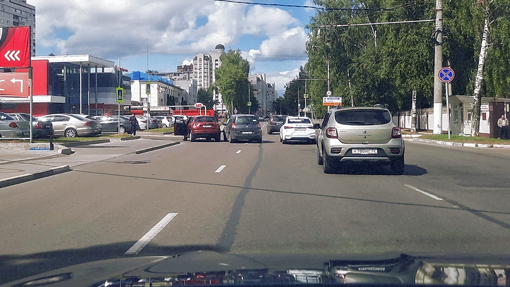 В Брянске возле управления ГИБДД столкнулись два автомобиля