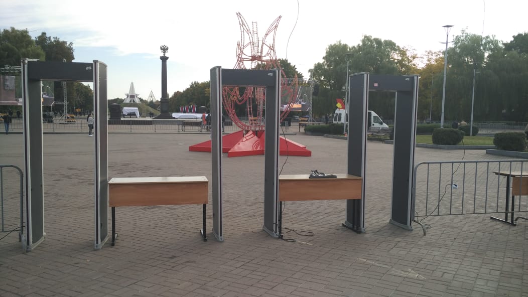 В Брянске на входе в парк 1000-летия города установили металлодетекторы