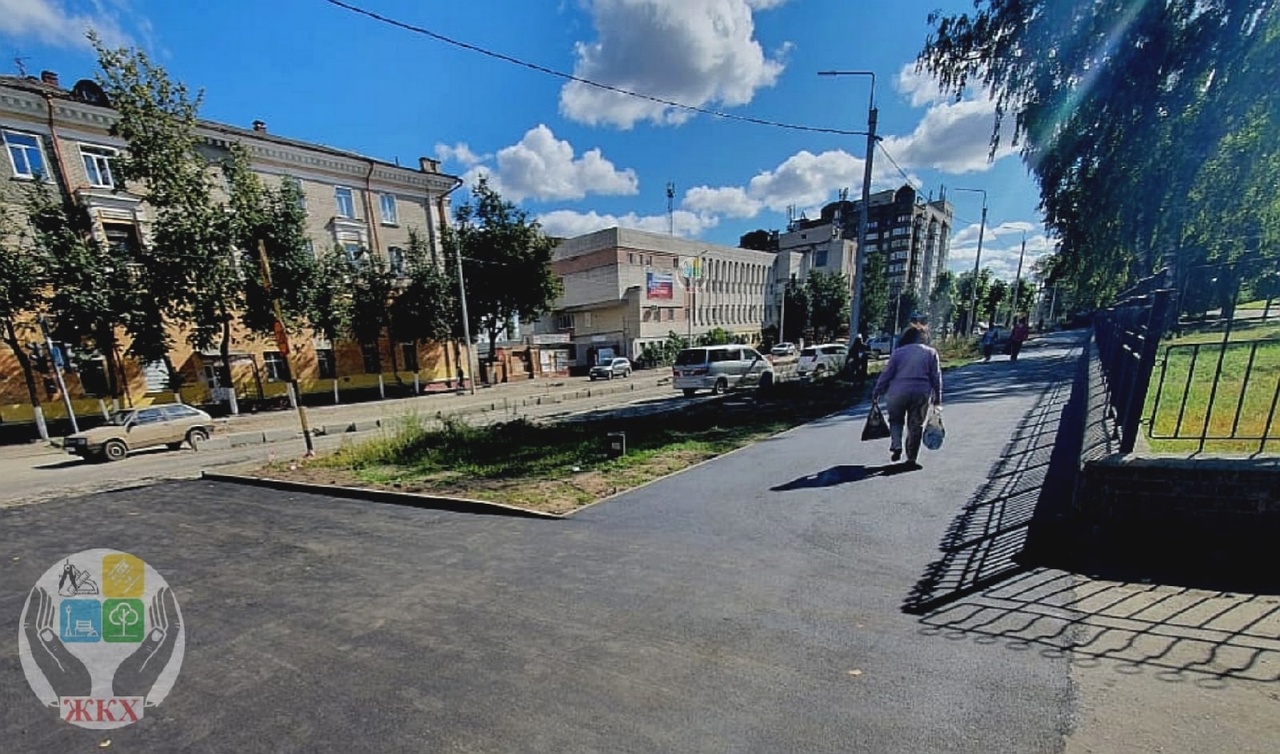 В Брянске на улице Молодой Гвардии продолжают асфальтировать тротуары