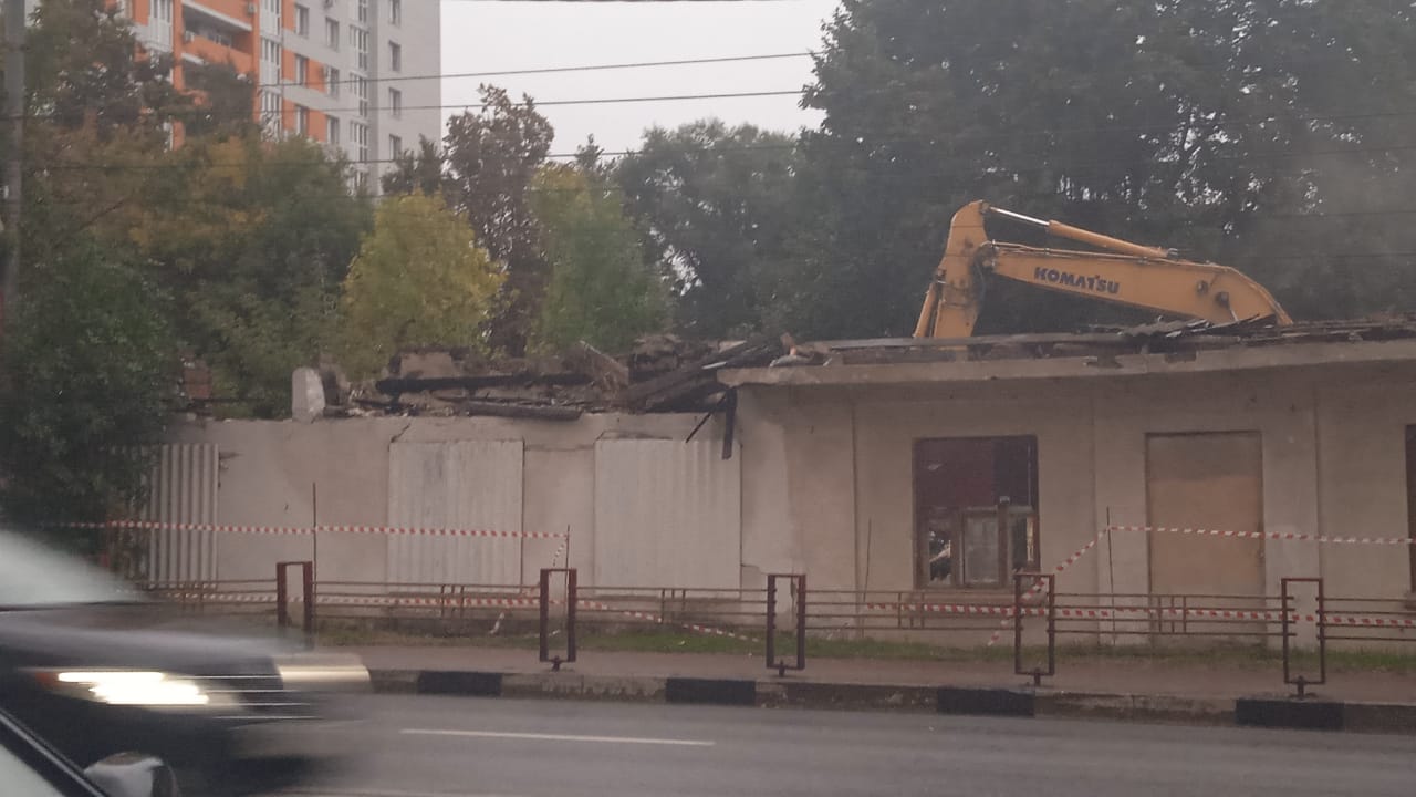 В Брянске на улице Дуки начали сносить расселенный барак