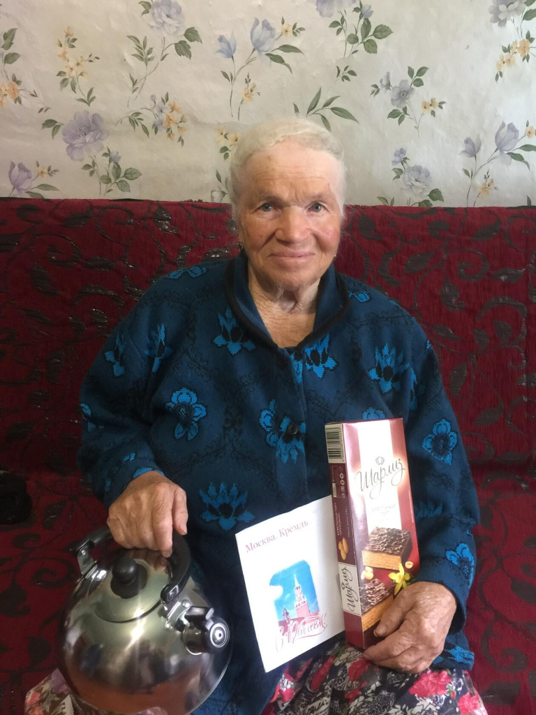 В Комаричском районе Брянщины с 90-летием поздравили труженицу тыла Анастасию Гуляеву