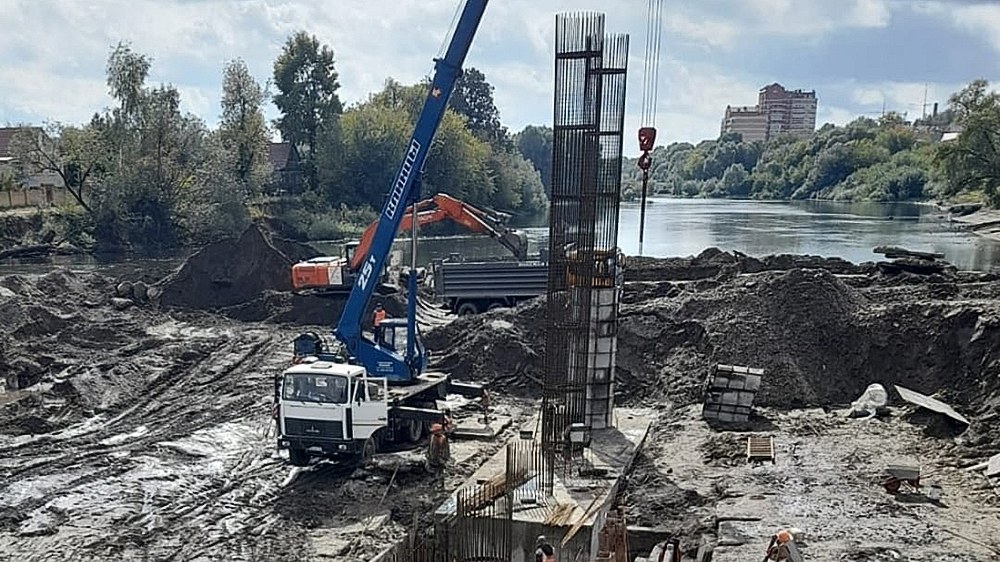 Для нового моста в Брянске на набережной готовят фундамент на седьмой опоре