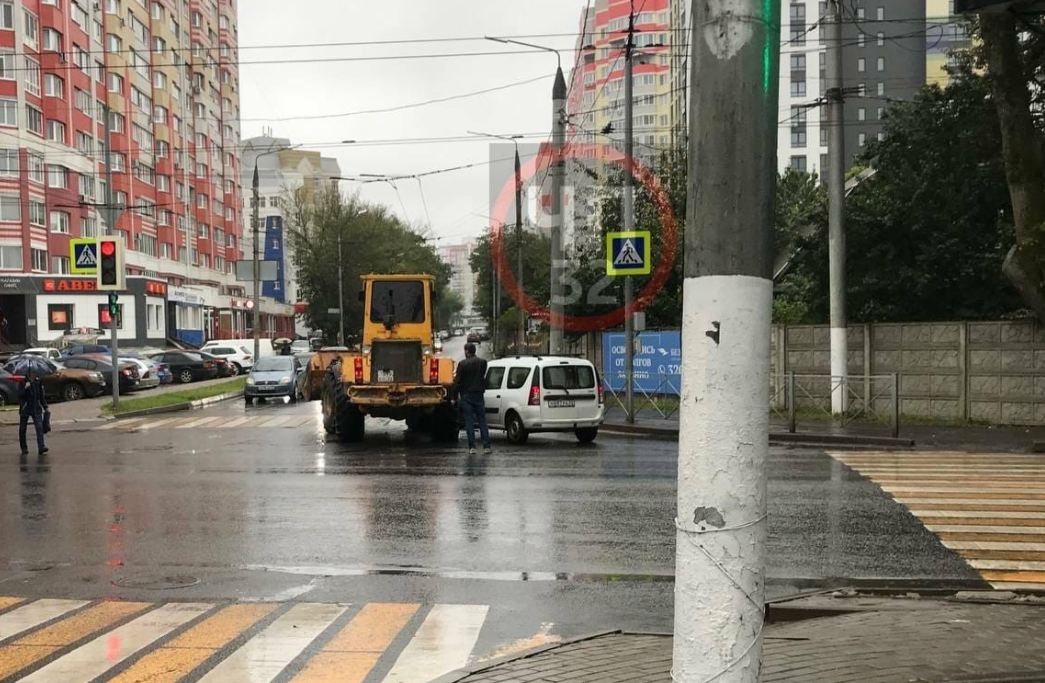 В Брянске на Бежицкой произошло ДТП с трактором и легковушкой
