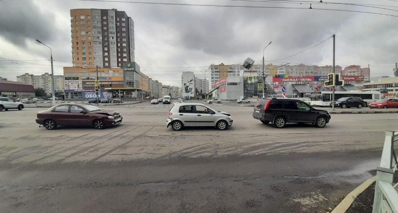 В Брянске автоледи устроила массовое ДТП на Авиационной: ранена 73-летняя женщина
