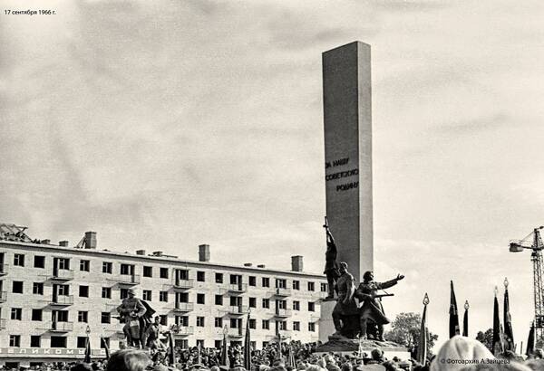 Брянцам показали фото с церемонии открытия памятника на площади Партизан