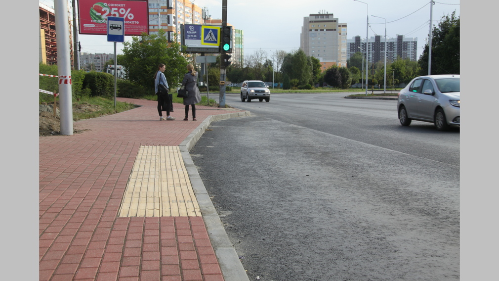 Благодаря нацпроекту в Брянске строят новые тротуары