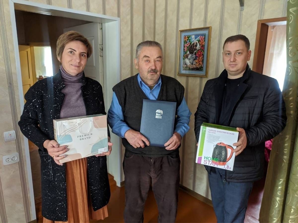 В Погарском районе поздравили с 85-летним юбилеем старейшего единоросса