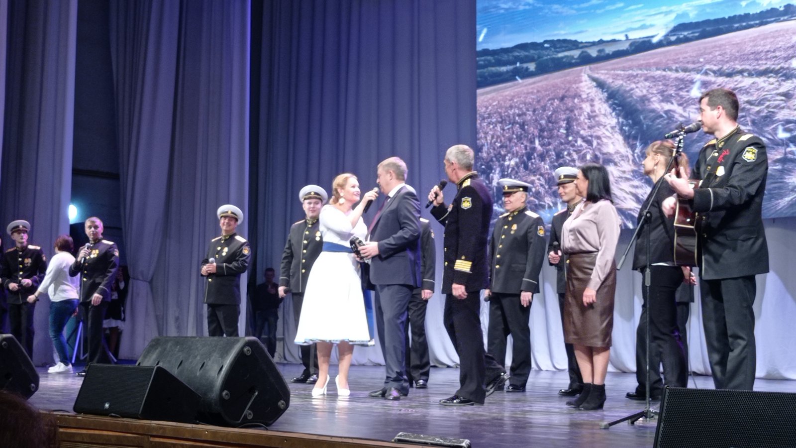 Брянский губернатор исполнил песню «Галина» с ансамблем Северного флота