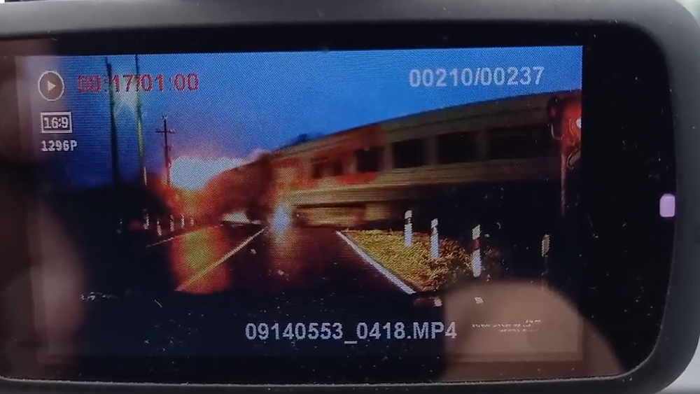 Житель Брянской области снял на видеорегистратор мчащийся состав с горящим вагоном