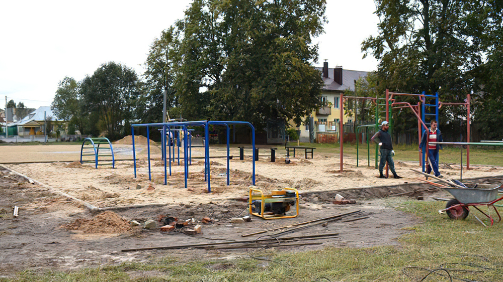 В дятьковском поселке Ивот строится спортивная площадка