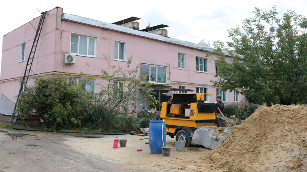 В Комаричах ремонтируют многоквартирный дом по улице Незымаева