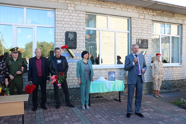 На Брянщине открыли мемориальную доску герою спецоперации Роману Грибченко