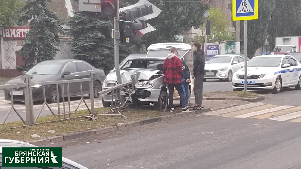 На проспекте Московском в Брянске легковушка снесла светофор и протаранила ограждение