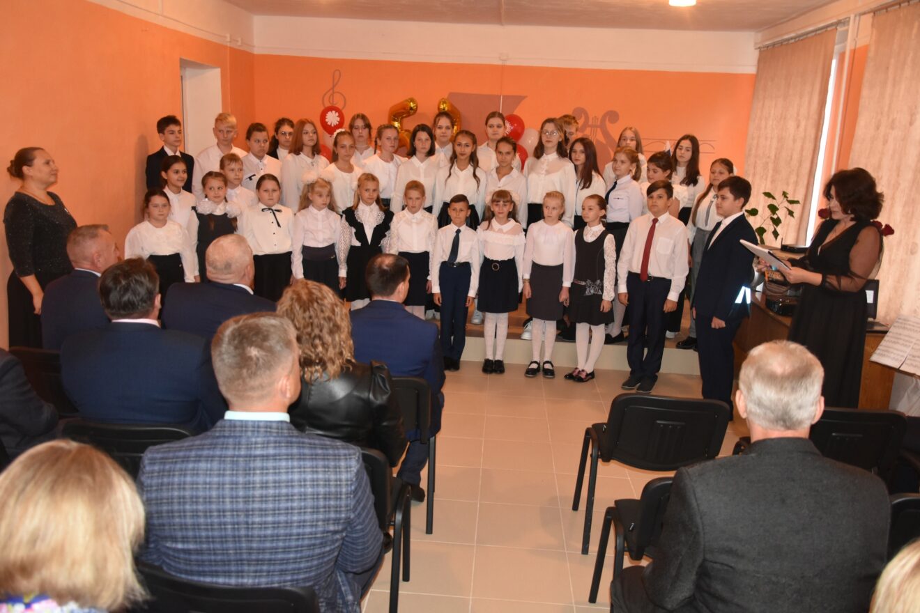 В брянском поселке Красная Гора по нацпроекту отремонтировали детскую музыкальную школу