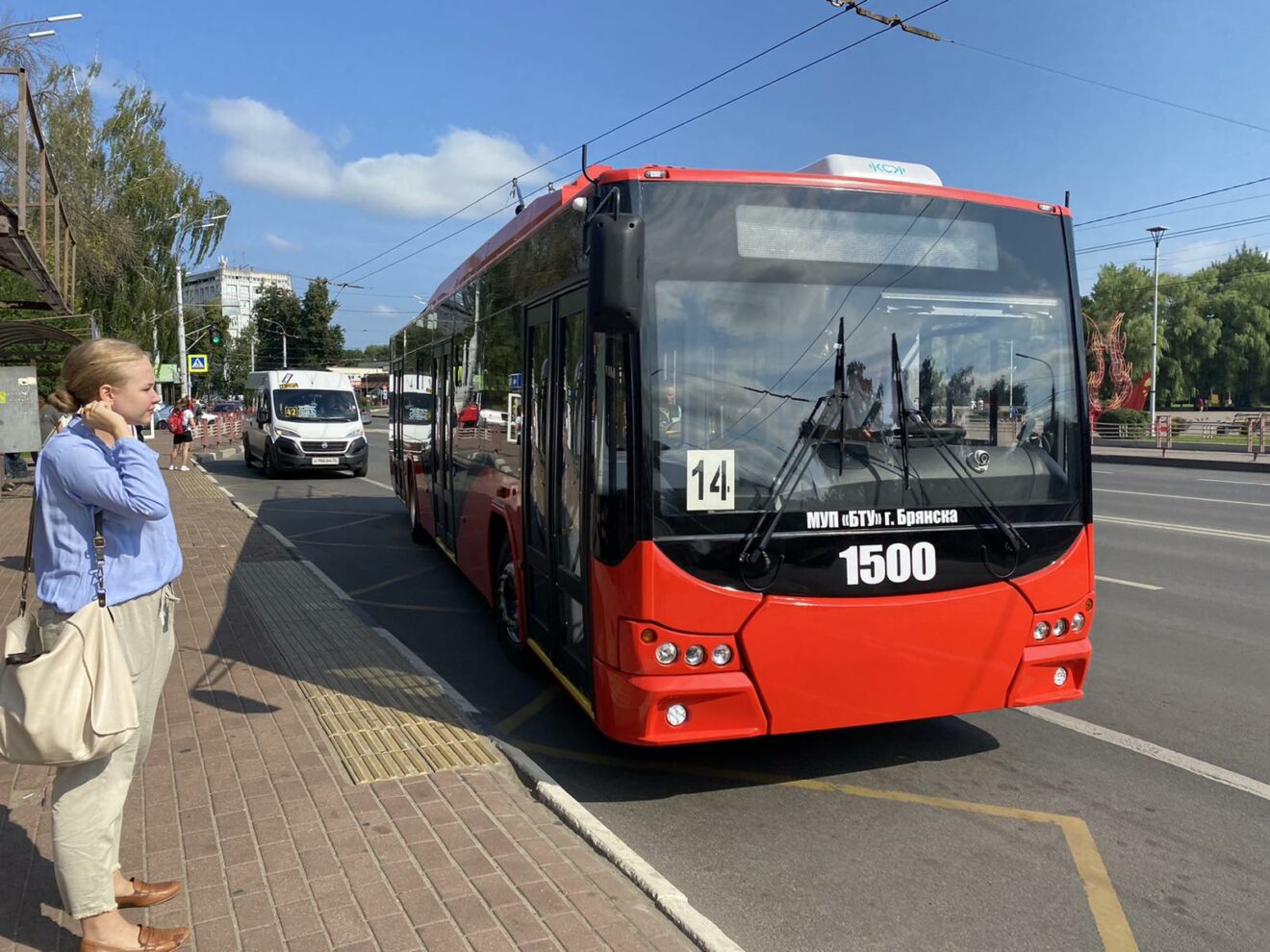 В новом брянском троллейбусе можно «подзарядиться»