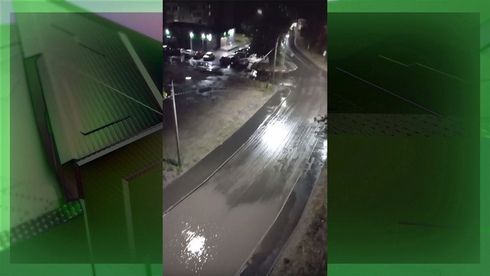 В Брянске после дождя скрылась под водой дорога по улице Металлистов
