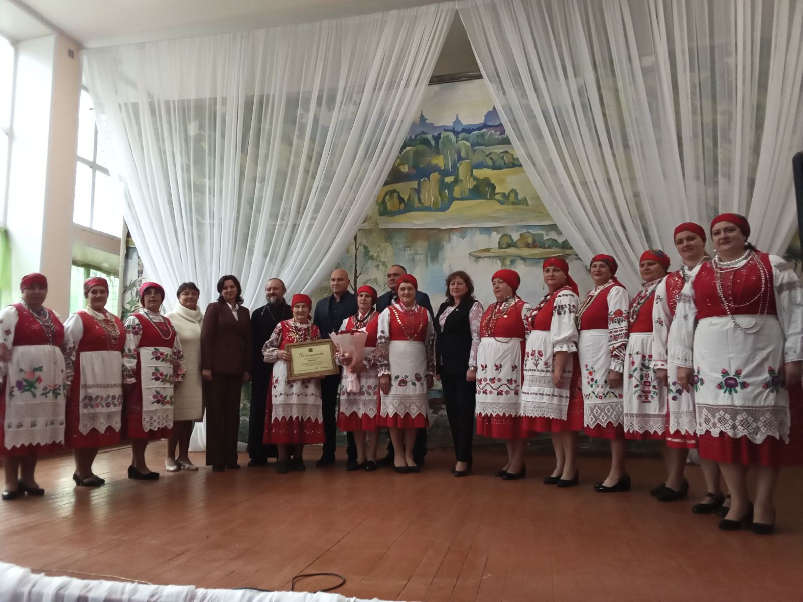 Брянский фольклорный коллектив «Лутёнка» принимает подарки в честь 55-летия